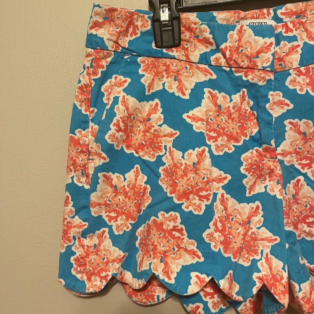 Crown and Ivy Scalloped Hem Shorts - Picture 3 of 4